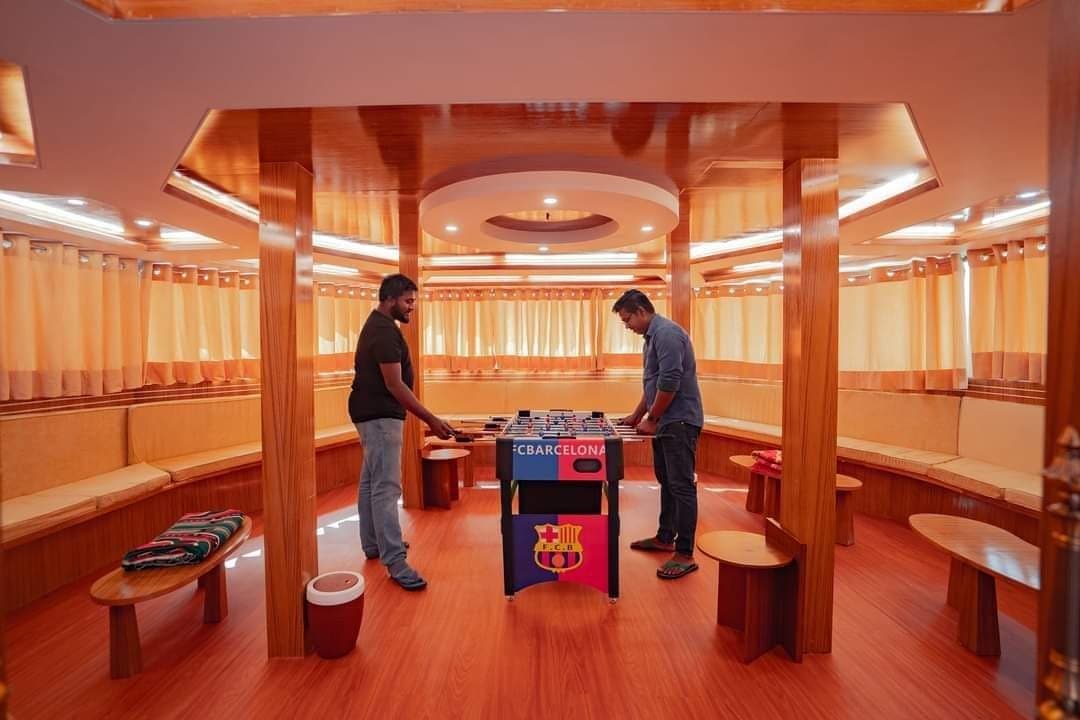 Onboard recreation lounge